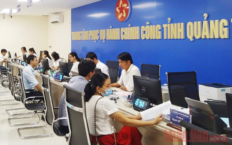 Người dân và doanh nghiệp thực hiện giao dịch tại Trung tâm Phục vụ Hành chính công tỉnh Quảng Trị. Quảng Trị tích cực, chủ động đẩy mạnh chuyển đổi số để phát triển -0