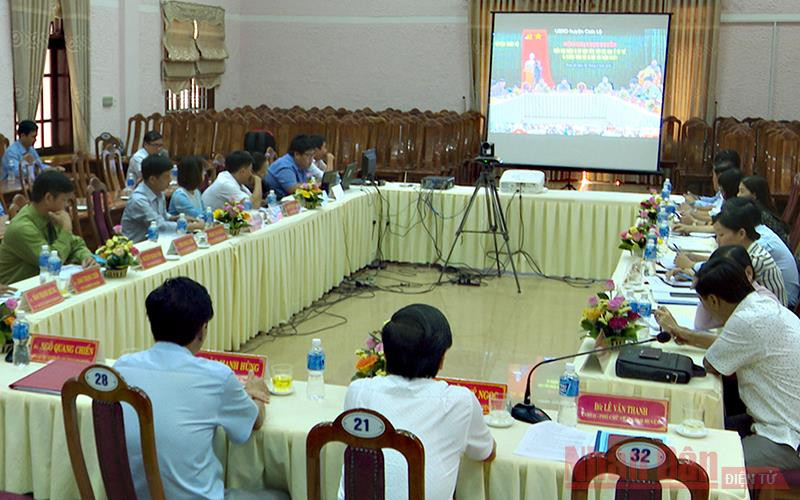 Một buổi họp trực tuyến của UBND huyện Cam Lộ với các UBND xã. Quảng Trị tích cực, chủ động đẩy mạnh chuyển đổi số để phát triển -0