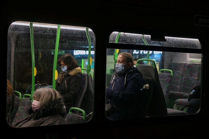 Người dân London, Anh đeo khẩu trang trên phương tiện giao thông công cộng, ngày 26/11/2021. (Ảnh: Reuters) Thêm Đức và Italia phát hiện ca nhiễm biến thể Omicron, Israel đóng cửa biên giới -0