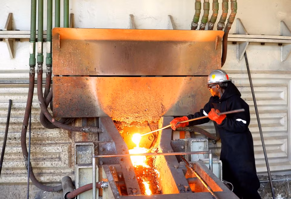 Một công nhân làm việc trong nhà máy luyện kim tại mỏ Unki ở Zimbabwe của nhà sản xuất bạch kim lớn nhất thế giới Anglo American Platinum. Ảnh: Reuters.