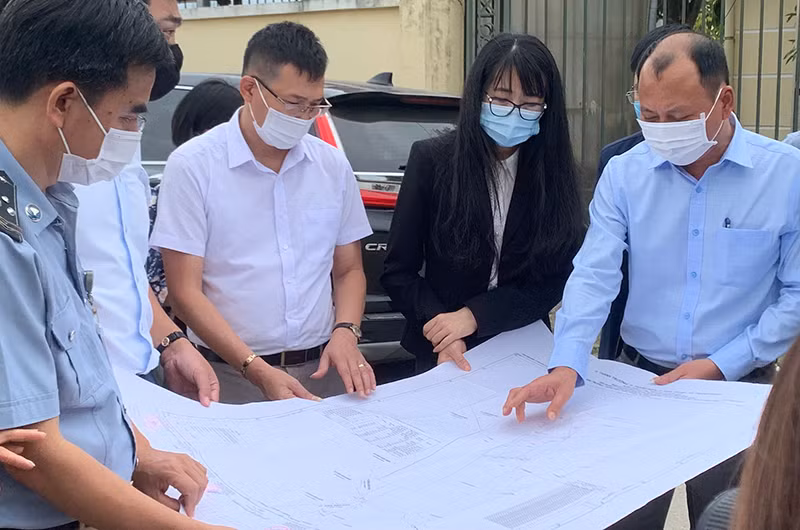 Đại diện lãnh đạo Sở Tài nguyên và Môi trường, UBND thành phố Điện Biên Phủ bàn giao đất trên thực địa cho Cảng vụ Hàng không miền bắc.