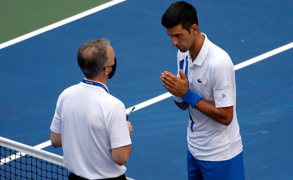 Djokovic ra sức thuyết phục ban trọng tài. Djokovic bị loại khỏi US Open 2020 -0