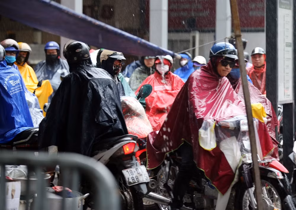 Hà Nội mưa lớn, ùn tắc nghiêm trọng sáng đầu tuần -0