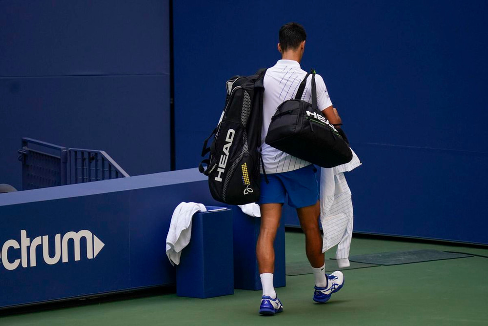 Tay vợt Seberia lặng lẽ rời sân Arthur Ashe. Djokovic bị loại khỏi US Open 2020 -0