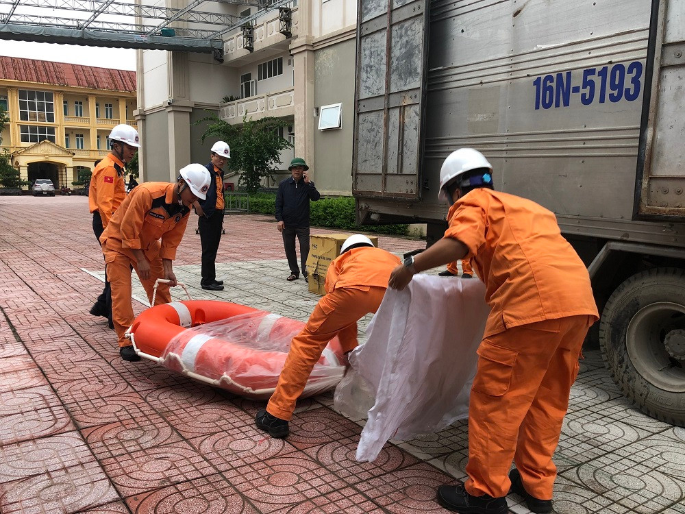 Hàng nghìn áo phao đã đến với người dân vùng lũ ảnh 2 Hàng nghìn áo phao đã đến với người dân vùng lũ -0