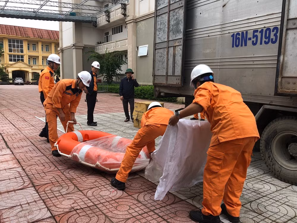 Hàng nghìn áo phao đã đến với người dân vùng lũ -0