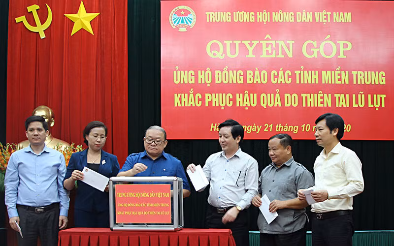 Tập thể Ban Thường vụ T.Ư Hội Nông dân Việt Nam tham gia quyên góp ủng hộ đồng bào miền trung tại chương trình.