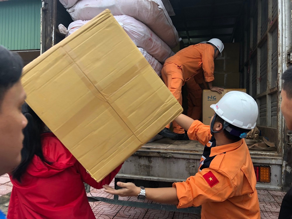 Hàng nghìn áo phao đã đến với người dân vùng lũ ảnh 1 Hàng nghìn áo phao đã đến với người dân vùng lũ -0