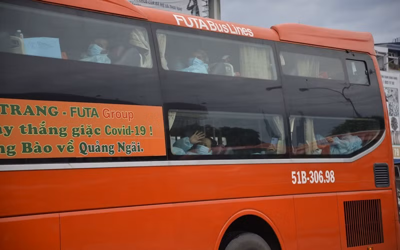 Người dân Quảng Ngãi về quê chiều 16/10 tại Bến xe Miền Đông.