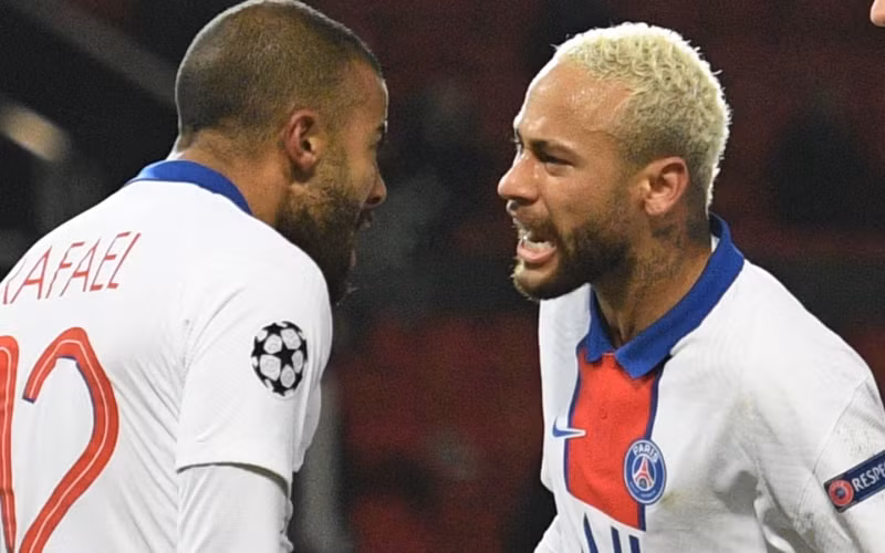 Neymar (phải, PSG) và đồng đội mừng trận thắng 3-1.