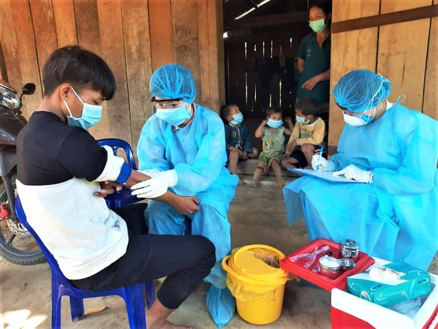 Ngành Y tế tỉnh Đắk Lắk tiến hành tiêm vaccine phòng, chống bệnh bạch hầu cho người dân thôn Cư Rang, xã Cư Pui. Cách ly hàng nghìn người để phòng, chống dịch bạch hầu -0