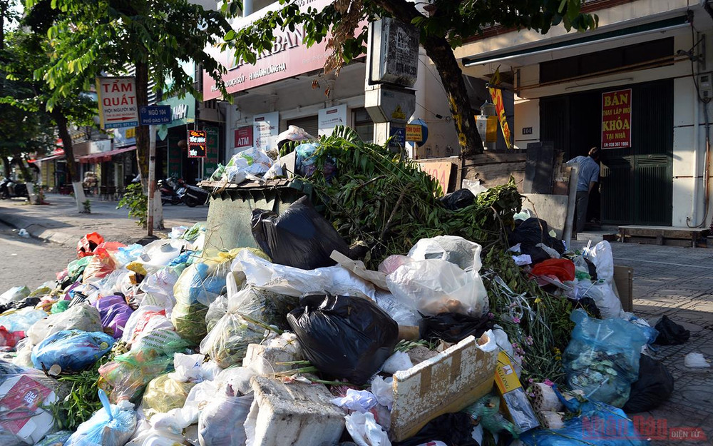 Một bãi rác to chắn trước cửa một ngôi nhà trên phố Đào Tấn (quận Ba Đình). Ùn ứ rác thải tại nhiều khu vực nội thành Hà Nội -1