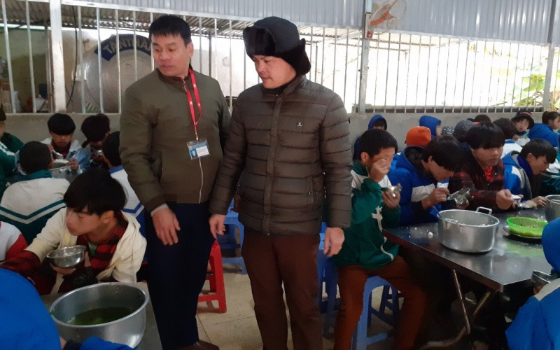 Thầy Nguyễn Quang Ngân, phòng Giáo dục và Đào tạo Điện Biên Đông kiểm tra công tác chăm sóc học sinh tại xã Háng Lìa. Gần 55 nghìn học sinh ở Điện Biên nghỉ học tránh rét -0
