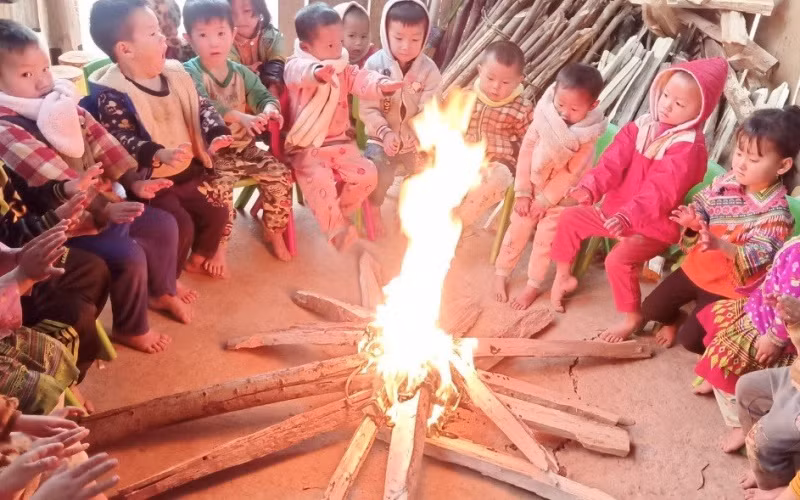 Với các cháu học sinh mầm non ở huyện Nậm Pồ, giáo viên phải đốt lửa sưởi chung cho các cháu.