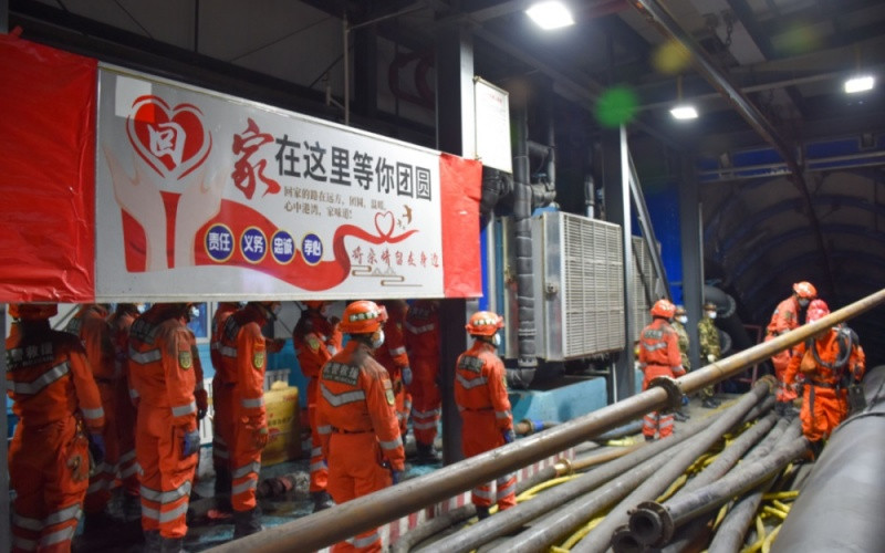 Lực lượng cứu hộ đặt ống thông khí và lắp đường ống hút nước.