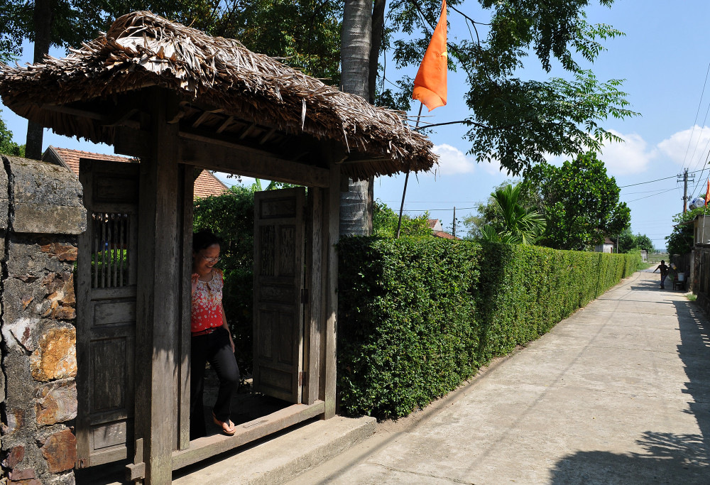 Chiếc cổng gỗ lợp mái tranh và hàng rào được trồng cây cảnh rất đẹp tại Nhà lưu niệm Đại tướng Võ Nguyên Giáp. Đến thăm Nhà lưu niệm Đại tướng Võ Nguyên Giáp ở Lệ Thủy, Quảng Bình -0