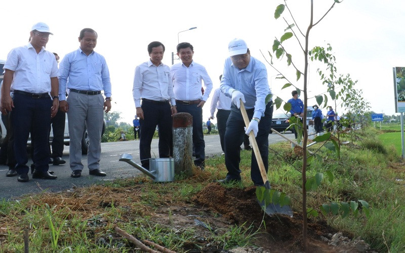 Lãnh đạo tỉnh Long An trồng cây xanh trên đường tỉnh 823, thuộc huyện Tân Trụ, tỉnh Long An.