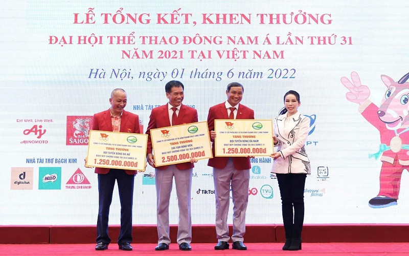 Phó Chủ tịch Hội đồng quản trị Golf Long Thành Lê Nữ Thùy Dương trao bảng biểu trưng cho đại diện các vận động viên có thành tích thi đấu xuất sắc tại SEA Games 31.