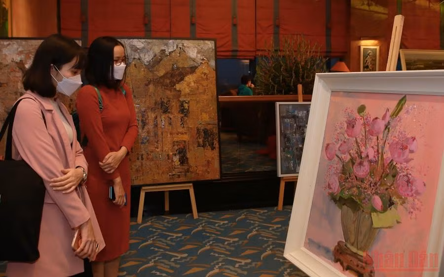 Triển lãm “Xuân hồng”, nét lạc quan tươi mới -0