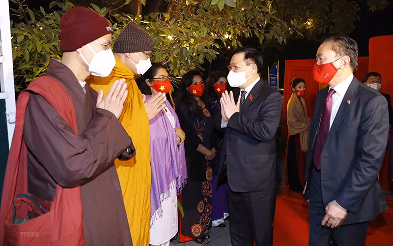 Chủ tịch Quốc hội Vương Đình Huệ gặp gỡ cán bộ, nhân viên Đại sứ quán Việt Nam tại Ấn Độ. (Ảnh: TTXVN)