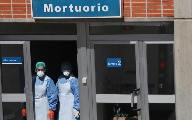 Tây Ban Nha tiếp tục khuyến cáo người dân tự cách ly trong nhà. Ảnh: Reuters Thế giới vượt mốc 23 triệu ca mắc Covid-19, WHO hy vọng dịch bệnh sẽ chấm dứt sau 2 năm -0
