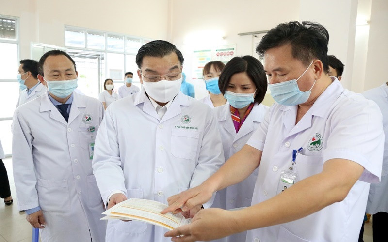 Chủ tịch UBND TP Hà Nội Chu Ngọc Anh kiểm tra công tác phòng, chống dịch Covid-19 tại Bệnh viện đa khoa Đức Giang.