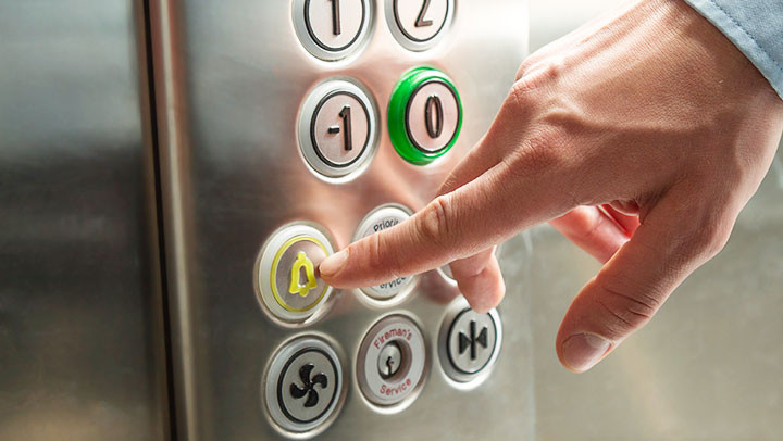 Xử trí với sự cố thang máy