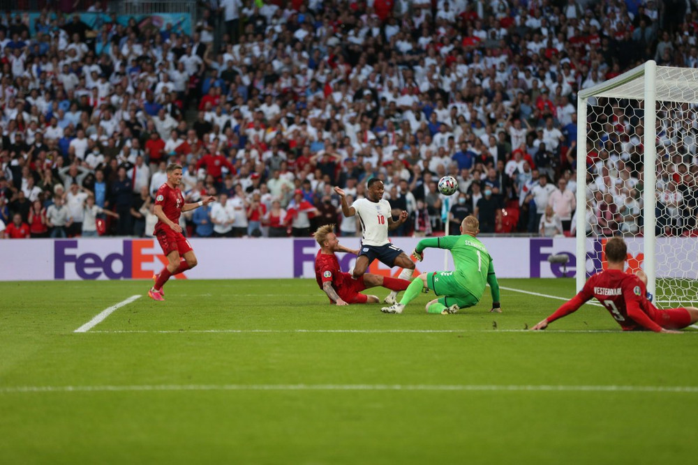 Tuy nhiên, Anh cũng sớm đáp trả sau đó ít phút. Trong nỗ lực ngăn cản Raheem Sterling có pha dứt điểm, trung vệ đội trưởng Simon Kjaer đã đá phản lưới nhà, giúp Anh gỡ hòa 1-1 ở phút 39. (Ảnh: Getty Images) Nhìn lại chiến thắng lịch sử đưa Anh vào chung kết EURO 2020 -0