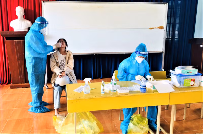 Sau khi xét nghiệm, các trường hợp trong khu vực phong tỏa tại Trung tâm y tế huyện Lắk đã có kết quả xét nghiệm RT-PCR âm tính lần 2.