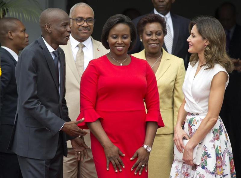 Tổng thống Jovenel Moise và Đệ nhất Phu nhân Martine Moise (váy đỏ) tiếp Hoàng hậu Tây Ban Nha Letizia Ortiz tại Phủ Tổng thống Haiti, năm 2018. (Ảnh: AP) Vụ ám sát Tổng thống Haiti: Bắn bốn kẻ tình nghi, bắt hai đối tượng khác -0