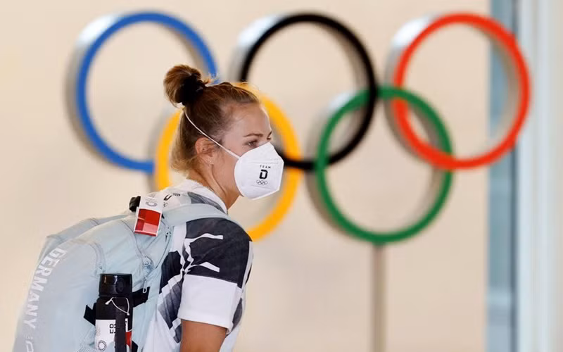 Vận động viên người Đức tới sân bay Haneda, Tokyo, ngày 1/7. (Ảnh: AP)