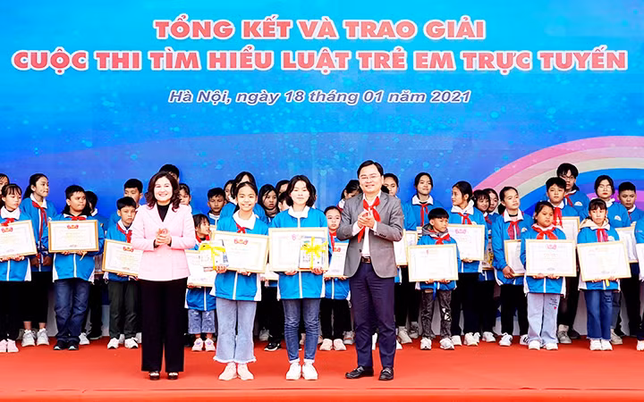 Lễ tổng kết, trao giải tặng các thí sinh tham gia Cuộc thi tìm hiểu Luật Trẻ em trực tuyến.