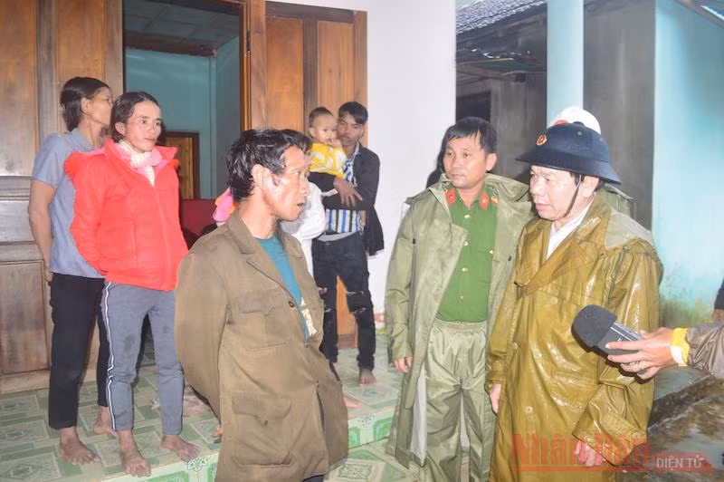 Ứng phó mưa lớn, Quảng Ngãi di dời 2.381 hộ dân vùng sạt lở -0