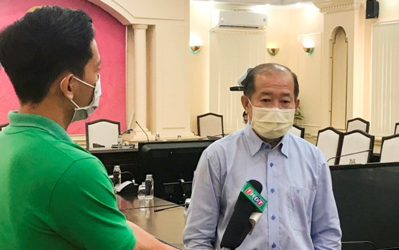 Ông Đoàn Tấn Bửu thông tin đến báo chí về ca nhiễm Covid-19 tại Đồng Tháp. Đồng Tháp quyết liệt khống chế dịch Covid-19 -0