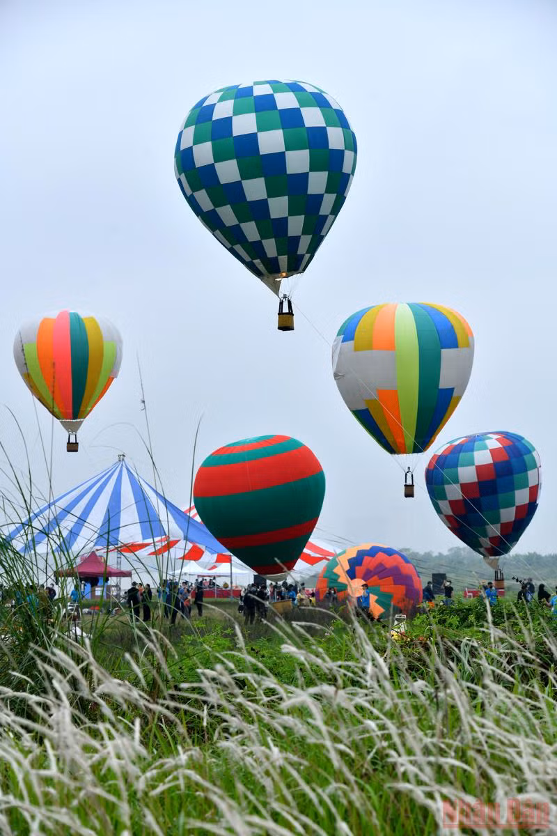 Hà Nội: Trải nghiệm bay khinh khí cầu bên sông Hồng -7