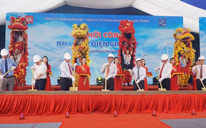 Lãnh đạo địa phương cùng nhà đầu tư thực hiện nghi thức động thổ, khởi công Nhà máy điện gió số 7.