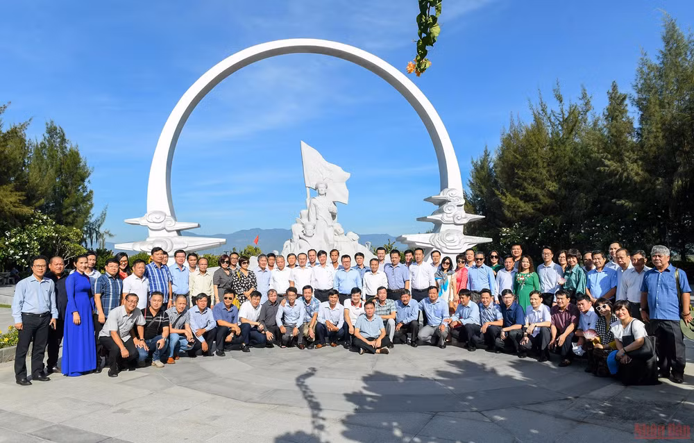 Đoàn báo Nhân Dân dâng hương, dâng hoa tưởng niệm các chiến sĩ Gạc Ma hy sinh tại vùng biển Trường Sa. -0