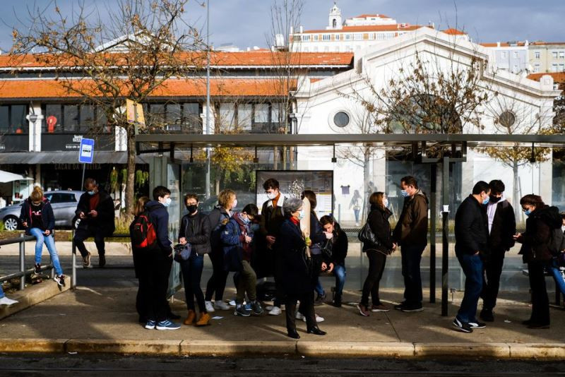 Người dân chờ xe buýt ở Cais do Sodre, Lisbon, Bồ Đào Nha, ngày 21/12/2021. (Ảnh: Reuters) WHO cảnh báo châu Âu trước “bão lây nhiễm” Omicron -0