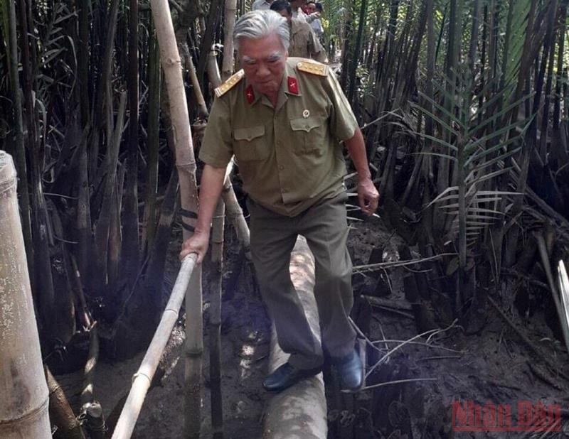 Ông Trần Quốc Việt đi khảo sát xây dựng nhà “Nghĩa tình đồng đội”. Son sắt nghĩa tình với đồng đội -0