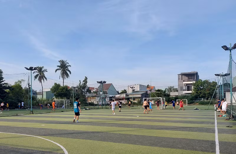 Từ ngày 10/8, sân bóng đá mini được hoạt động trở lại.