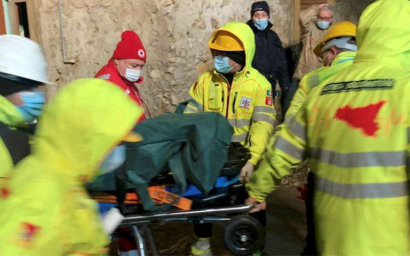 Nhân viên cứu hộ di chuyển 1 nạn nhân khỏi hiện trường. (Ảnh: Reuters) Sập nhà do nổ khí đốt ở Italia, ít nhất 3 người thiệt mạng -0