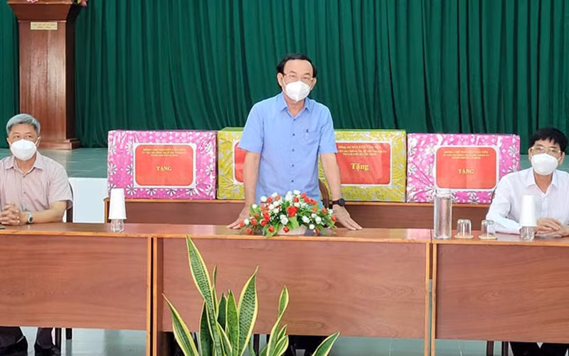 Đồng chí Nguyễn Văn Nên (giữa) làm việc với Ban Thường vụ Huyện uỷ huyện Cần Giờ.