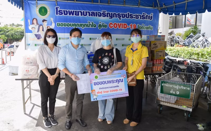 Đại diện bệnh viện Charoenkrung Pracharak tiếp nhận các phần quà từ Phở Vân.