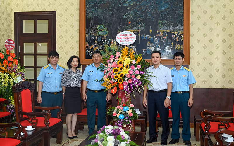 Đoàn đại biểu Bộ Tư lệnh Quân chủng Phòng không-Không quân tặng hoa chúc mừng Báo Nhân Dân. (Ảnh: DUY LINH)