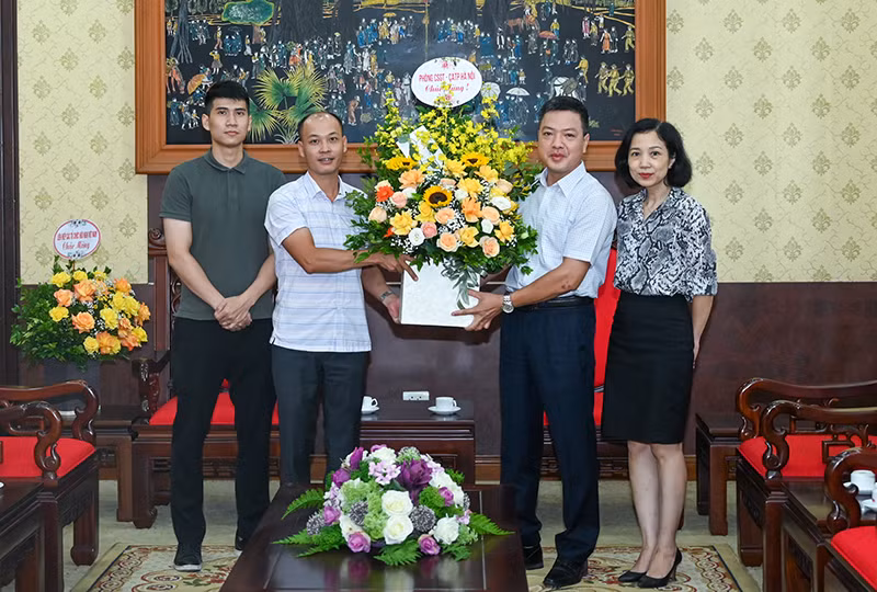 Các đơn vị thăm và chúc mừng Báo Nhân Dân nhân dịp 21/6 -0