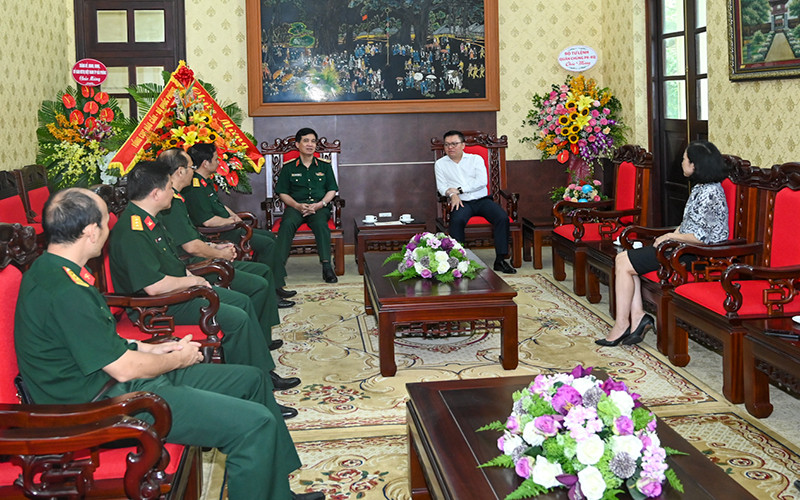 Tổng Biên tập Báo Nhân Dân Lê Quốc Minh tiếp đoàn đại biểu Tổng cục Hậu cần. (Ảnh: DUY LINH)