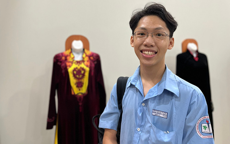 Bạn Nguyễn Minh Kỳ. Tháng tư, những nụ cười trở lại -0