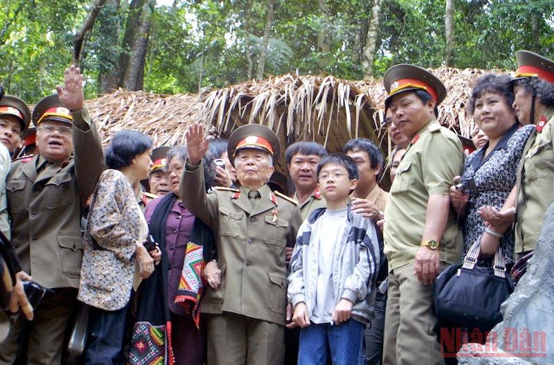 Đại tướng thăm sở chỉ huy Mường Phăng - nơi 50 năm trước ông cùng các tướng sĩ dưới quyền đưa ra những mệnh lệnh quan trọng quyết định số phận của tập đoàn cứ điểm Điện Biên Phủ. Đại tướng về thăm lại chiến trường xưa -0
