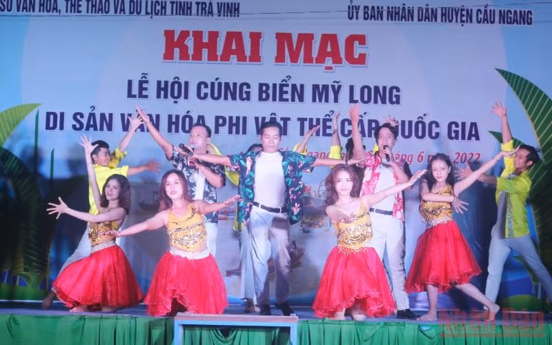 Tiết mục văn nghệ hát, múa về biển tại buổi khai mạc Lễ hội Cúng biển Mỹ Long.