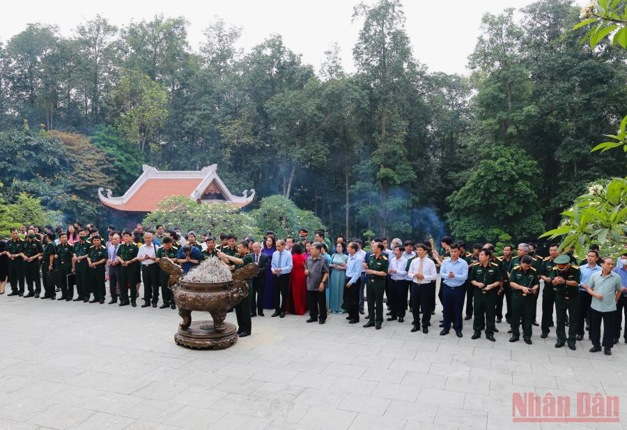 Các đại biểu dự Tọa đàm thành kính dâng hương tưởng niệm Chủ tịch Hồ Chí Minh. Tọa đàm “Chủ tịch Hồ Chí Minh với Đá Chông – K9” -0